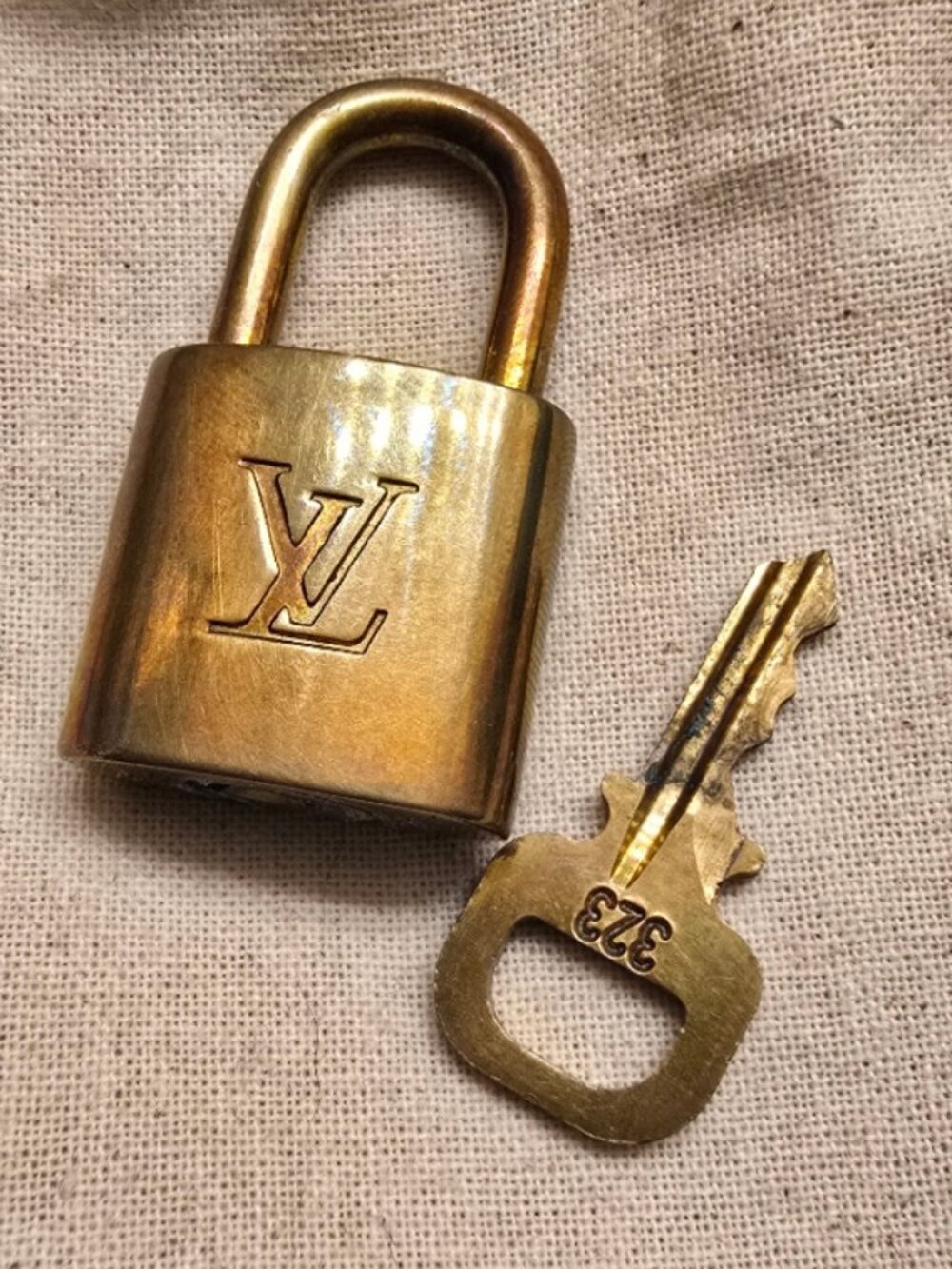 # 323 LV Lock and Key